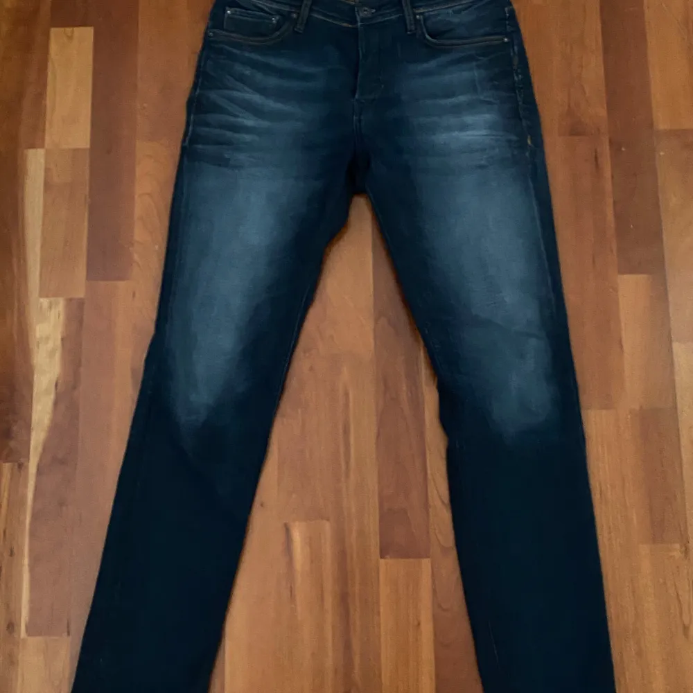 Säljer ett par snygga j&j jeans i modellen Tim. Jeansen är i nyskick, knappt använda, storlek 31/34. Bra att höra av sig vid frågor. Jeans & Byxor.