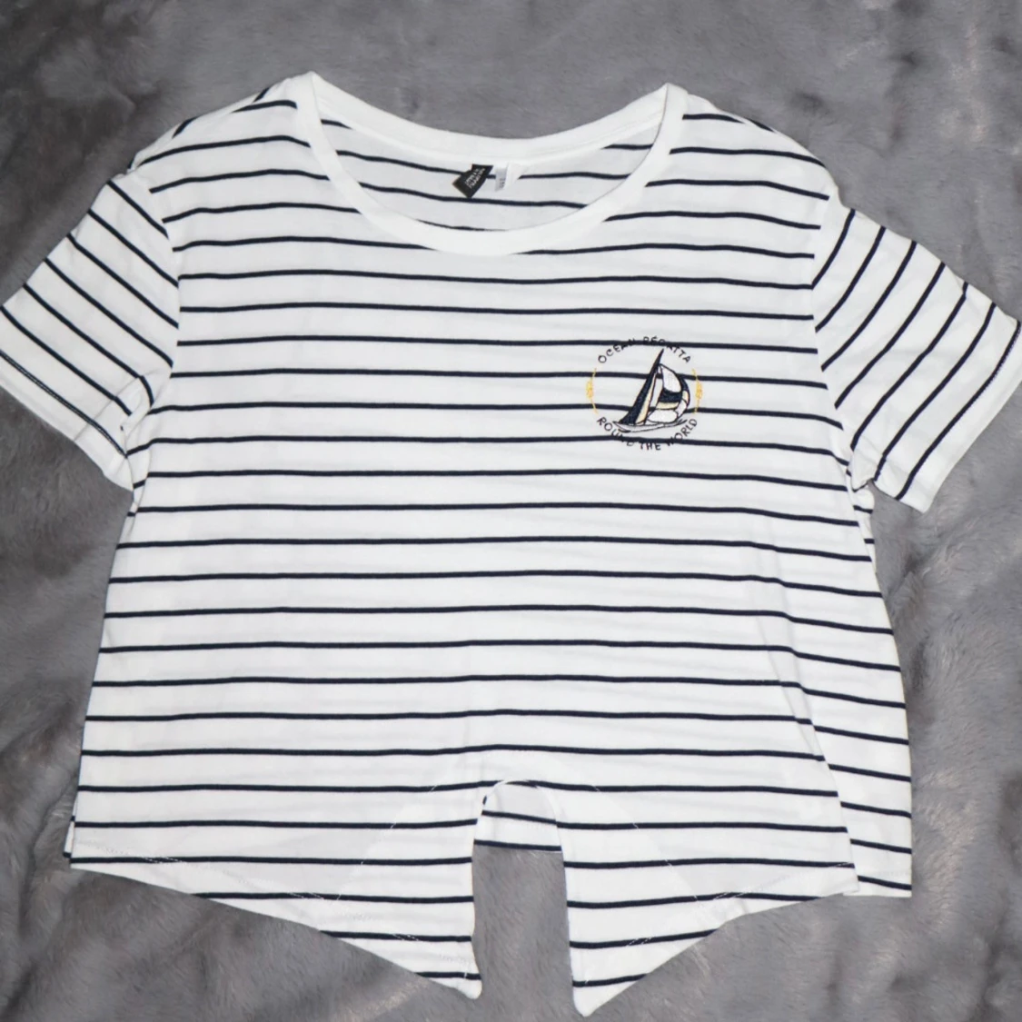 Randig t-shirt med båtbroderi - 90