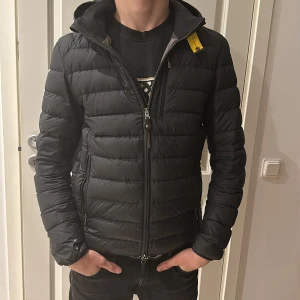 Parajumpers jacka  - Säljer min parajumpers jacka herr. Str S Då den börjar bli för liten Skriv för intresse 