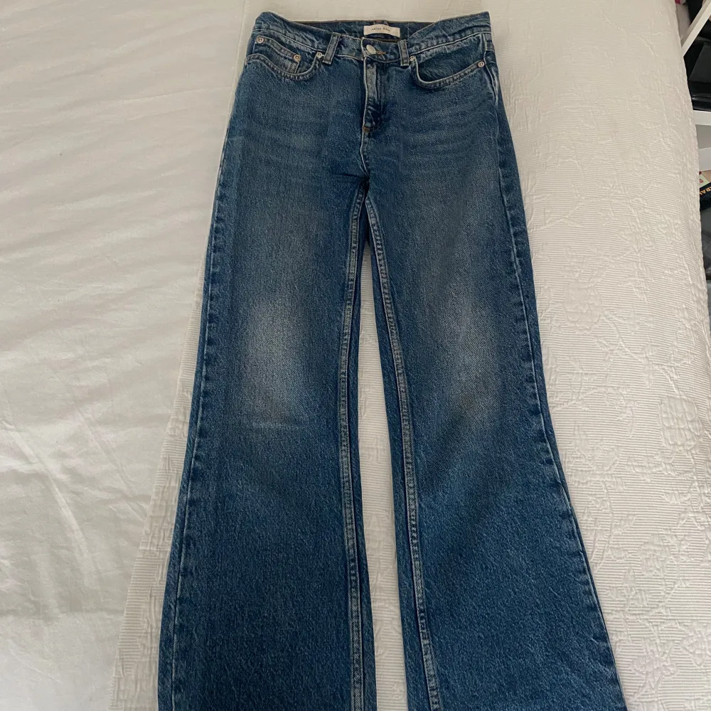 Säljer dessa Anine Bing jeans! Dem är en kick-flare modell som syns på sista bilden, ankelkorta och lite utsvängda. Storlek 25 och midrise i midjan. Säljer då dem tyvärr inte kommer till användning längre. Köptes för ca 2900:-. Jeans & Byxor.