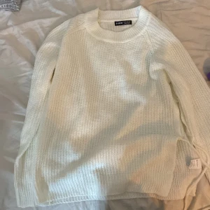 Vit stickad tröja från Shein - Säljer en supermysig vit stickad tröja från Shein. Perfekt för kyliga dagar med sin mjuka och bekväma passform. Tröjan har långa ärmar och en klassisk rund halsringning. Passar perfekt till både jeans och kjol för en stilren look. 🧶✨