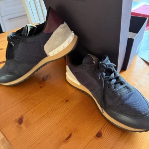 Valentino rockrunners - Dags å sälja av dessa dojjor för å göra plats för nya. De är i mycket bra skick och kommer med originalbox, dust bag å sen ett par nya skosnören.