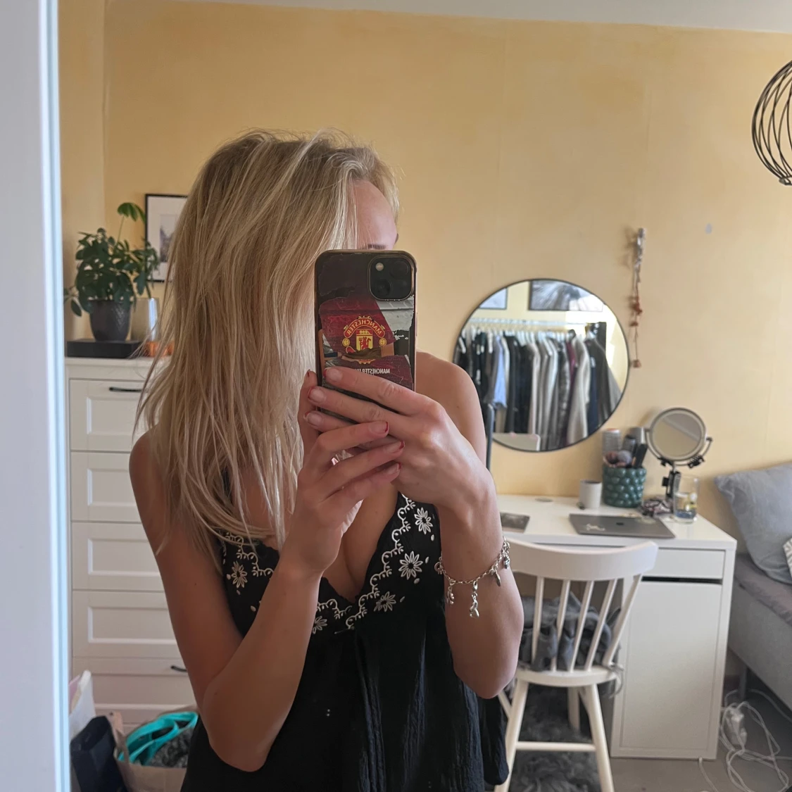 Svart linne med broderade blommor - 90