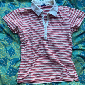 randig tröja - från disney 🤔(köpt second hand). kontakta gärna vid frågor <3