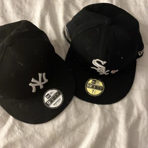 New Era Kepsar - PRIS: Det går att köpa en eller direkt båda. Kom med prisförslag för den du vill ha. UTSEENDE: Aldrig använt eftersom det inte är min stil. Har suttit som dekoration i rummet mest därför lite damm på bilden. För frågor om storlek, dm.