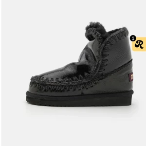 Svarta boots från Mou - Snygga och mysiga svarta boots från Mou i skinn med pälsfoder. Säljer dom pågrund av att dom är för stora men dom är näst intill nya, dom är köpta förra vintern man använda få gånger. Skorna är i storlek 38 men hade kunnat passa dig med storlek 39 (originalpris 2700kr) 