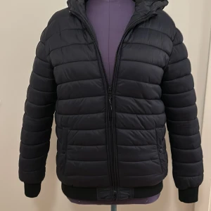 Mörkblå pufferjacka från Pepe Jeans - Tjena, säljer denna feta mörkblåa pufferjacka från Pepe Jeans i storlek 16/176. Jackan passar perfekt nu till vintern. Den är bara använd i en säsong och i mycket bra skick. Vid snabba affär kan priset diskuteras