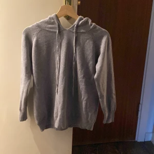 Merino ull hoodie - Skicka helt ny, strlk xs men kanske lite mindre i strlken, grymt pris, inga taggar eller så i hoodie, fraktar med postnord eller instabox, den passar dig som är runt 160, okänt märke
