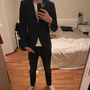 Kavaj i grym passform! - Tjena! Säljer denna snygga kavajen ifrån HM. Kavajen är i storlek 46 och har en grymt fin passform. Kavajen är i färgen marinblå. Vid fler frågor är det bara att höra av er! 