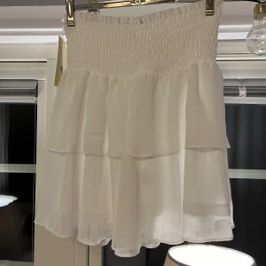 Vit kjol  - Säljer en kjol från Chelsea, helt oanvänd.