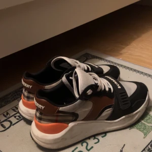 Burberry skor  - Tjena säljer mina Burberry skor, storlek 41. Nypris 6700kr kvitto finns. (Ingeb box)  Pris kan diskuteras fler fråglr kom DM 