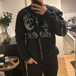 Aim for the moon fullzip  - Dags att säger farväl till min svarta överligt snygga aim for the moon fullzip perfekt nu för hösten och den kyligare vintern då den är lite tjockare i tyget. Alla stenar förutom två tre stycken finns kvar inga defekter annars eller så. Den är köpt för 850 på deras sida (säljs inte många exemplar längre)  storlek L men passar mycket mer som en M