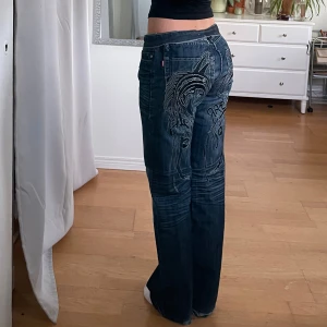 midwaist jeans - använd köp nu! passar både killar och tjejer, slitna i benslutningarna😽 midja:87 innerben:82