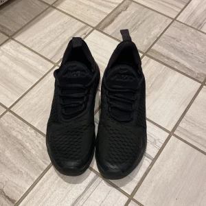 Svarta 270 - Jätte snygga 270! Väll använda med en defekt som du kan se på bilden fast de är dock inte så jätte synligt. Skick 7/10 Ny pris 1500 mitt pris 600. Pris kan diskuteras vid snabbköp