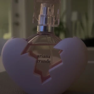 Ariana grande parfym  - En as god ariana grande parfym köpt för 650 som endast är testad lite❤️