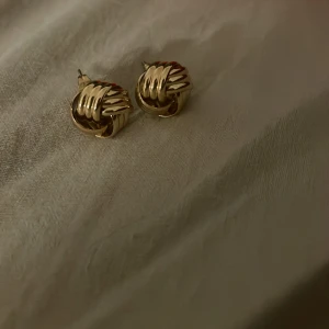Stockholmsstil örhängen  - Aldrig andvänt. Super fina o gulliga Stockholmsstil örhängen.