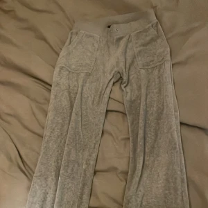 Säljer ett par juciy byxor!  - Det är bra sick! Snöret e tyvärr borta! Jag säljer dom till 700 kr för snöret e borta ! Jag köpte dom för 1500! 