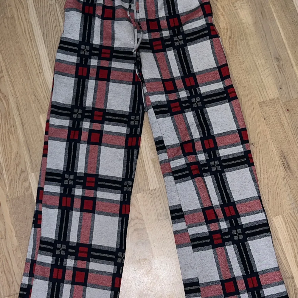 Bekväma pyjamasbyxor i flanell. Dessa kommer från Nelly och är köpta för 399 men säljer nu för 100kr plus frakt💕 Byxorna är i storlek XS och innerbenslängden är ca 70cm. De har även snörning i midjan för justerbar passform. Jag säljer de nu för att de är för långa för mig som är 1,73cm. Kontakta mig gärna i dm för frågor eller fler bilder på dem!☺️. Jeans & Byxor.