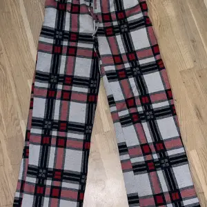 Bekväma pyjamasbyxor i flanell. Dessa kommer från Nelly och är köpta för 399 men säljer nu för 100kr plus frakt💕 Byxorna är i storlek XS och innerbenslängden är ca 70cm. De har även snörning i midjan för justerbar passform. Jag säljer de nu för att de är för långa för mig som är 173cm. Kontakta mig gärna i dm för frågor eller fler bilder på dem!☺️