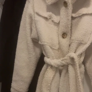 Kappa - Vit kappa från Missguided i strlk 38