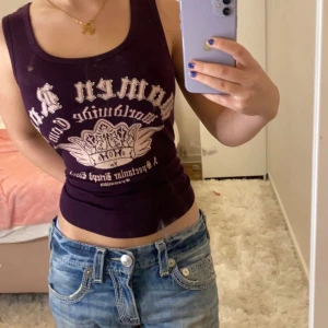 Y2k linne - Säljer mitt älskade y2k 2000 tals linne med assnyggt tryck på. Använd enstaka gånger. Tvättas innan utskick❤️