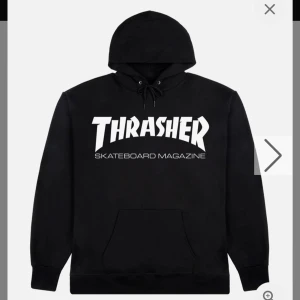 Svart hoodie från Thrasher - Trasher hoodie i strl S, använd men säljs då den inte kommer till nån användning lämgre, finns ett litet litet hål vid armen men de är igensatt, skriv för bilder på den🤍