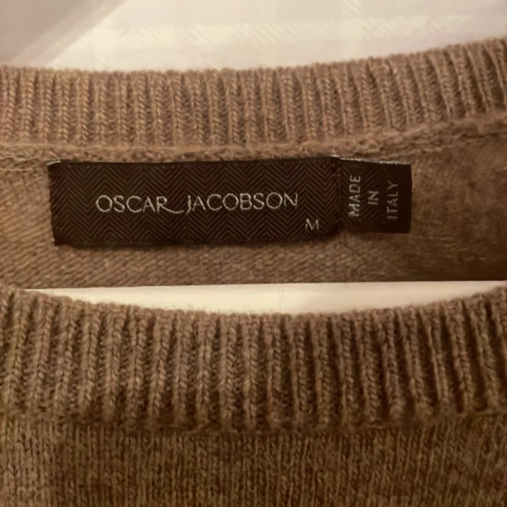 Säljer en Gustaf Rundhalsad beige tröja från Oscar Jacobson i storlek M. Orginalpris 1299 sek         Skick 9/10. Tvättad 1 gång. https://www.oscarjacobson.com/sv-se/gustaf-rundhalsad-troja-69836400-beige-405/  . Tröjor & Koftor.