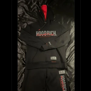 Hoodrich set  - Säljer denna limited Hoodrich set köpt hos JD sport! Tröjan storlek M byxorna L! Väldigt bra skick! 