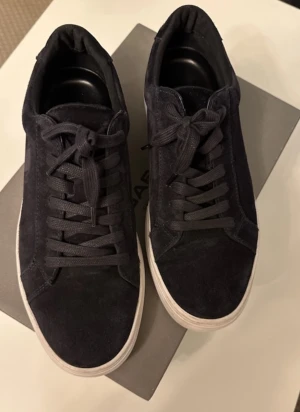 Marinblå vagabond skor i mocka - Väldigt fint skick. Använda några få gånger sparsamt. Normal i storlek. Pris kan diskuteras. Nypris: 1300