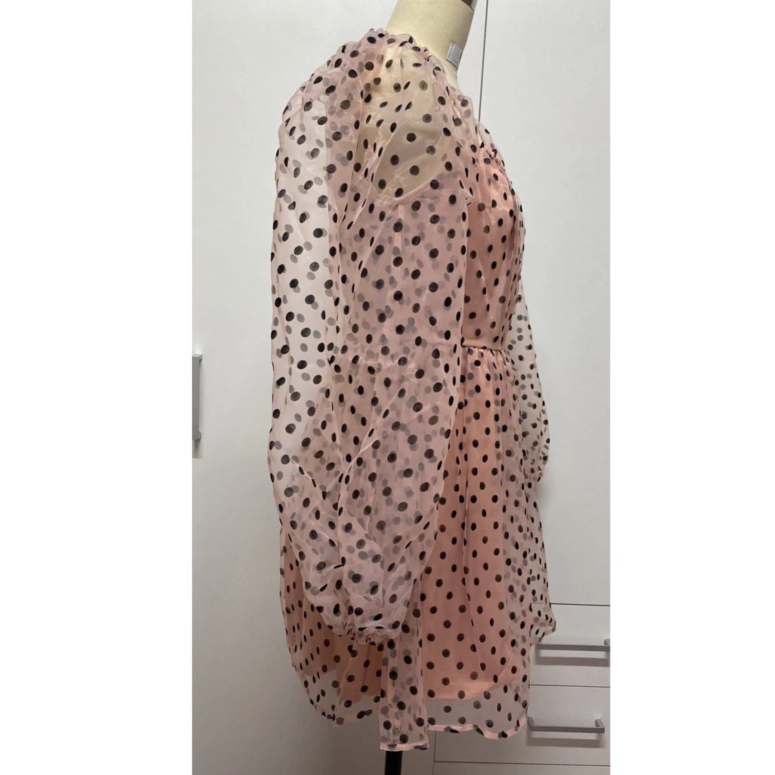 Rosa prickig klänning med puffärmar - 90