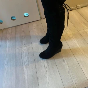 Svarta stövlar - Säljer ett par snygga svarta stövlar i mycket bra skick. Stövlarna är bekväma och passar perfekta för höst och vinter. Köpta här på plick men kom inte till användning som tänkt. De är storlek 40 men passar även mig som har storlek 39🍂💗 (De första 2 bilderna är lånade från tidigare ägare)