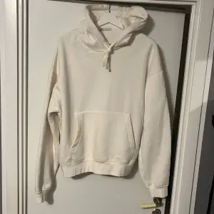 Säljer en plain ljusbeige hoodie i mycket bra skick (använd en gång) från Zara Strl:medium