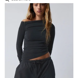 Assymetrisk tröja från weekday  - Säljer en assymmetrisk tröja från weekday. Tyvärr säljer jag den för den var för lite på mig. Kändes väldigt tight på armarna, brukar ha s i vanliga fall. Stor storlek s men passar personer som är xxs.