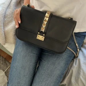 Valentino glamlock väska - Valentino glamlock väska med guld nitar, köpt på Vestiaire Collective för 4350kr men den kommer tyvärr inte till användning ❤️