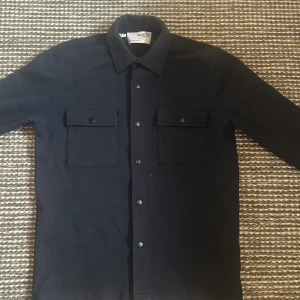 Blå overshirt från Selected Homme - Snygg blå overshirt från Selected Homme i mycket bra skick. Perfekt inför hösten🙌