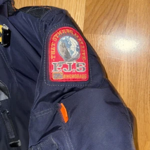 Äkta Parajumper vinterjacka XS till salu 2300(kan gå ner i pris) - En varm äkta parajumper jacka till salu storlek XS har använts en vinter och funkar lika bra som ny. Det är en vinter jacka som kommer att hålla dig varm. Jag kan gå ner i pris vid behov av det och kan komma överens vid en snabb affär.