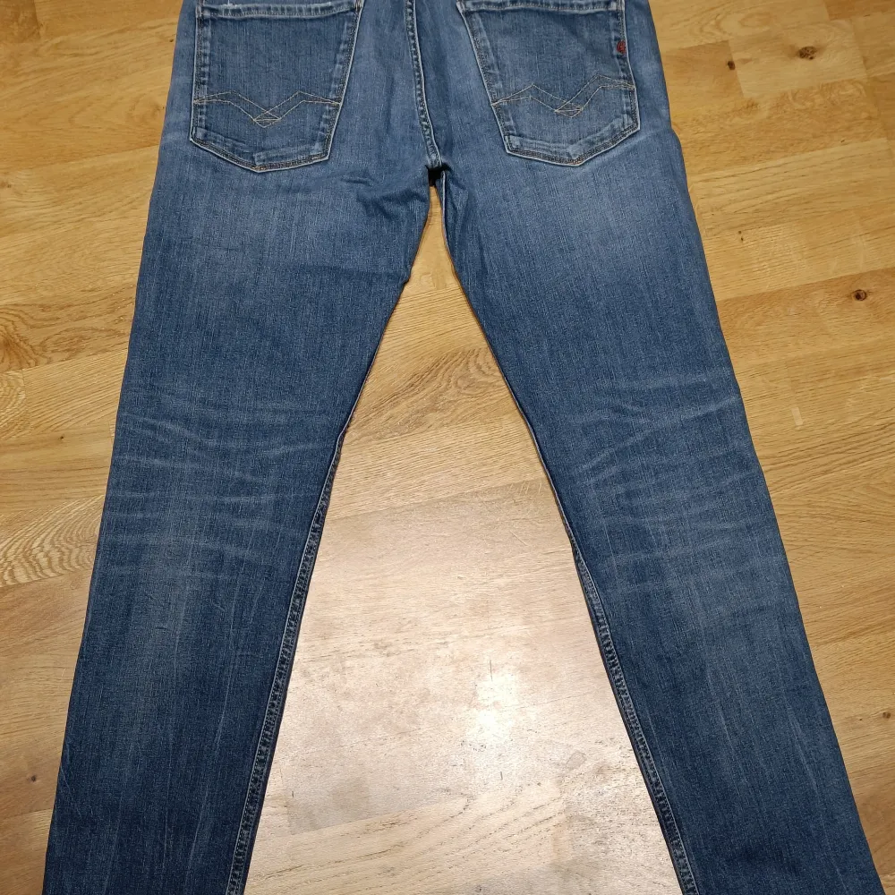 Säljer ett par snygga blå jeans från Replay Anbass i storlek 32/30. De har en klassisk femficksdesign och är i bra skick. Perfekta för både vardag och fest! 🕺. Jeans & Byxor.