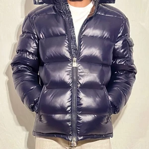 Moncler maya - Moncler maya, storlek 3=L (men passar även M) dm vid frågor 