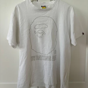 Vit t-shirt från A Bathing Ape - Säljer en vit t-shirt från A Bathing Ape i mycket bra skick. Storlek M. Hör gärna av er vid frågor!🙌💫