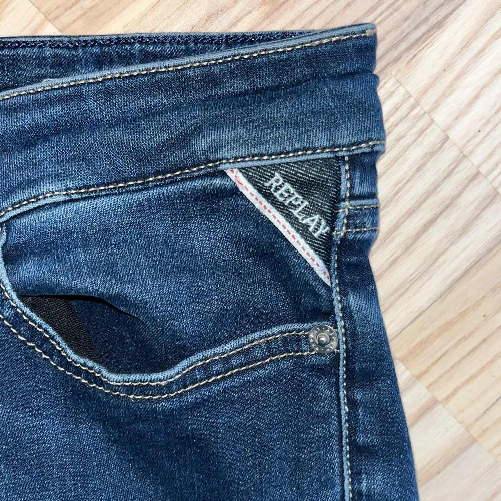 Säljer Replay jeans som är riktigt snygga, säljer dem pga av att dem var för små, dem är helt oanvända så dem är helt nya, kontakta mig om du har några frågor eller funderingar (priset kan diskuteras för en snabb affär)🫡. Jeans & Byxor.