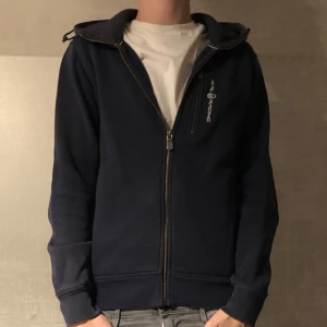 Sail Racing Zip  - Sail Racing Zip Hoodie - Pris: 599kr - Storlek: S - Okej skick 7-8/10 - Hör av er för mer information!