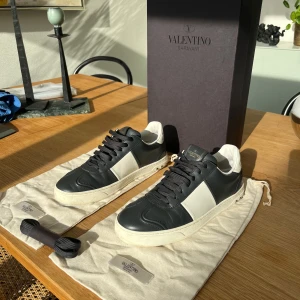 Valentino flycrew - Dom är 9/10 i skick alla nitar är kvar. Säljer dom för dom är för små. Dom är riktigt snygga. Har tagit väl hand om dom.