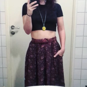 Mönstrad vintagekjol från Kanada (Har fickor!) - Retro midikjol från Kanada med paisleymönster i rött, orange och beige mot mörkblå botten. Gullig spetskant på insidan. Har lite resår i midjan å dragkedja oxå. 34 cm midjemått. Kjolen är perfekt för höst och vår och har en bekväm passform. Den har fickor! :’))) 