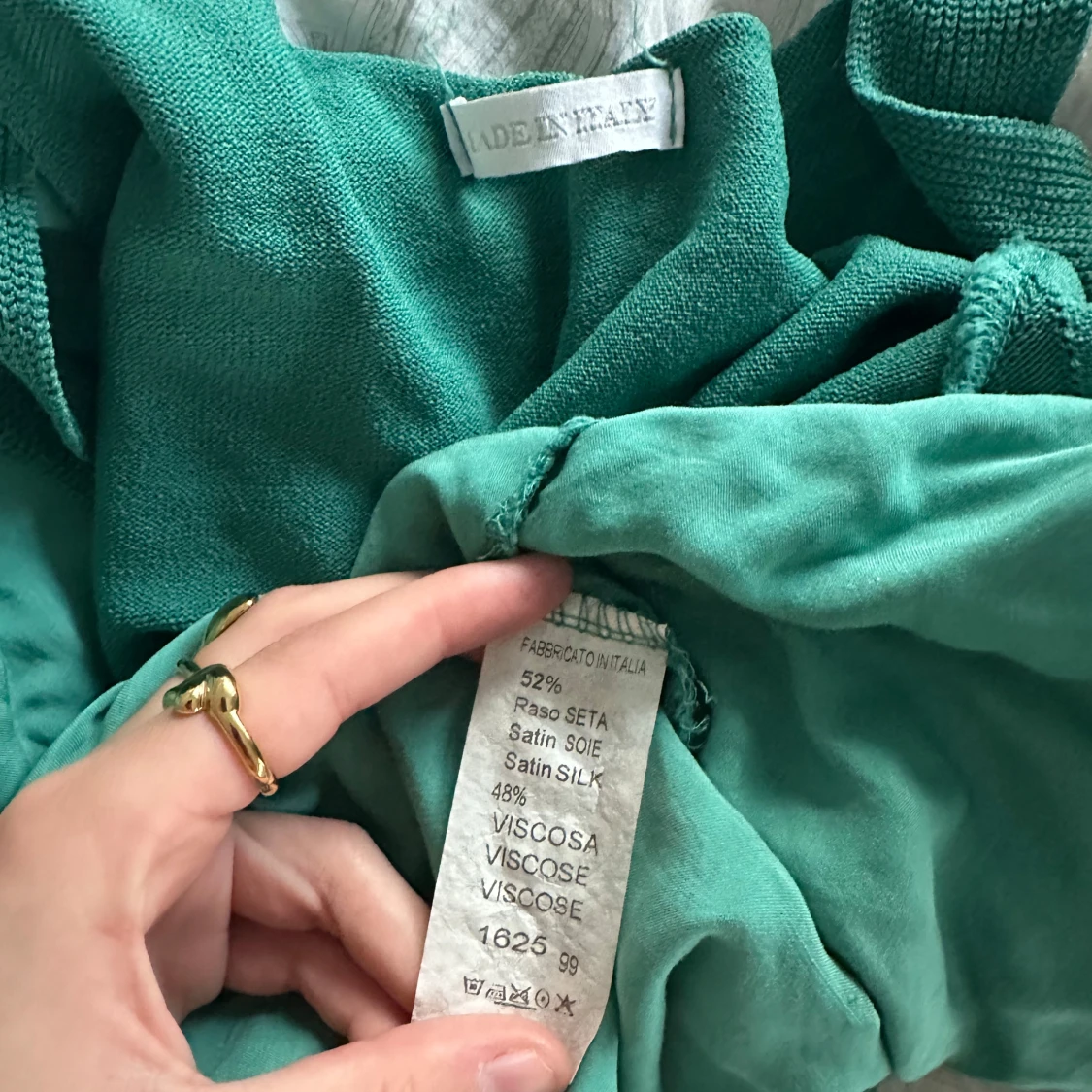 Grön ärmlös topp i satin och viskos - 91