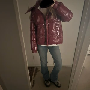 röd glansig vinterjacka  - Säljer min röda glansiga vinterjacka från mohito. Jättevarmt och inget fel den, säljer på grund av att jag har en ny jacka. Det är bra kvalitet och den är i ungefär samma färg som den populära röda glansiga Nelly jackan.