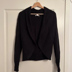 Svart kofta/bolero - Svart stickad kofta/bolero, så mjuk och fin till allt. 