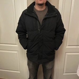 Svart pufferjacka från Five Seasons - Säljer en svart pufferjacka från Five Seasons i bra skick. Jackan är perfekt för vintern med sin quiltade design och långa ärmar 🌲 Den har en dragkedja och knappar framtill för extra skydd mot kylan. Perfekt för kalla dagar! ❄️🌨️