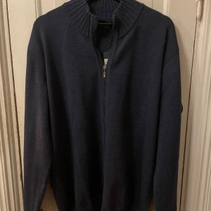Ferrante full zip - Helt ny Ferrante fullzip med prislapp, storlek xl. Gjord i 100% merinoull. Nypris: 2-3 tusen