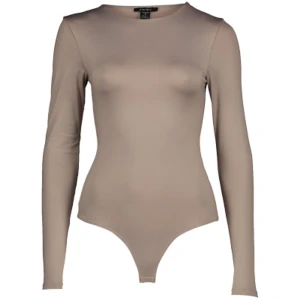 beige body från New Yorker   - Jättefin body från New yorker, bekväm och känner knappt av den. Den är i M men har S vanligtvis och den sitter jättebra och inte tajt elr löst! Bra skick. säljer pga att jag ej tycker om färgen