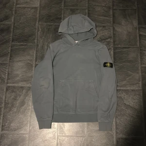Stone Island Hoodie - Blå Stone island hoodie i defekt fritt skick 🤠 Junior storlek men passar omkring S  ✅Hör av er om ni vill ha mer bilder ! 
